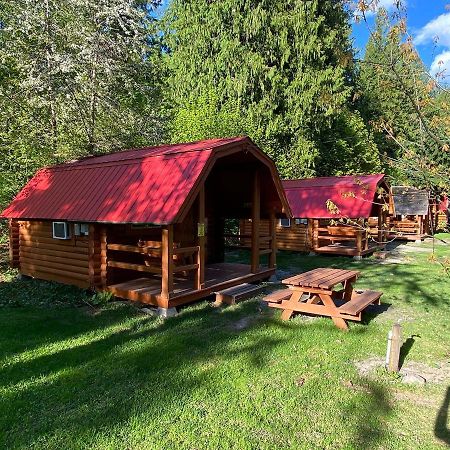 Revelstoke Rv & Cabin Resort Екстер'єр фото