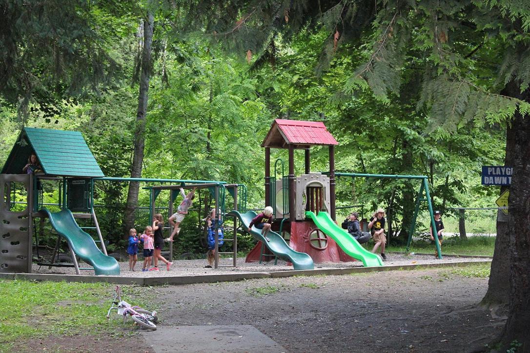 Revelstoke Rv & Cabin Resort Екстер'єр фото