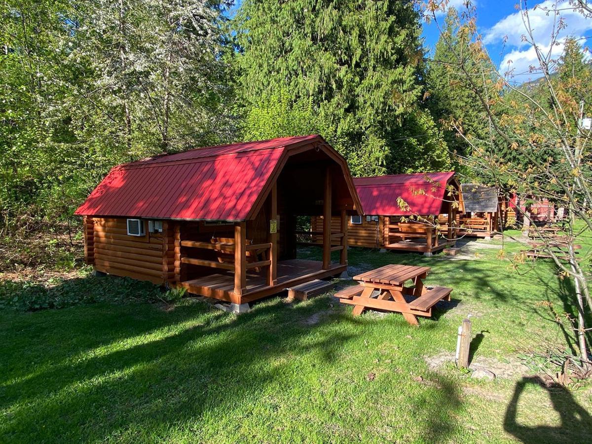 Revelstoke Rv & Cabin Resort Екстер'єр фото